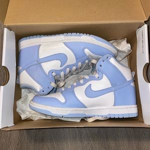 Woman’s Air Jordan 1 mid